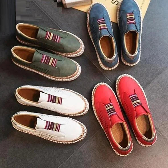 Model draagt ondersteunden orthopedische casual dames schoenen snealers flats vrouwen loafers instappers met elastische sluiting met witte zool groen blauw wit rood