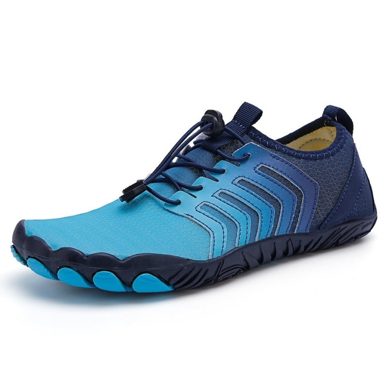 Blauwe minimalistische hardloopschoen met antislipzool en elastische veters, ideaal voor trailrunning en outdooractiviteiten.