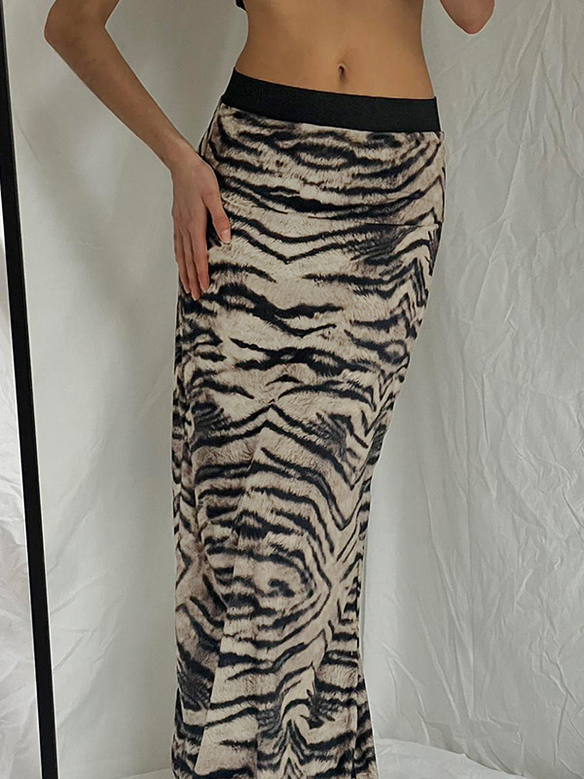 Deze opvallende rok combineert mode en comfort, perfect voor warme zomerdagen en avonden.