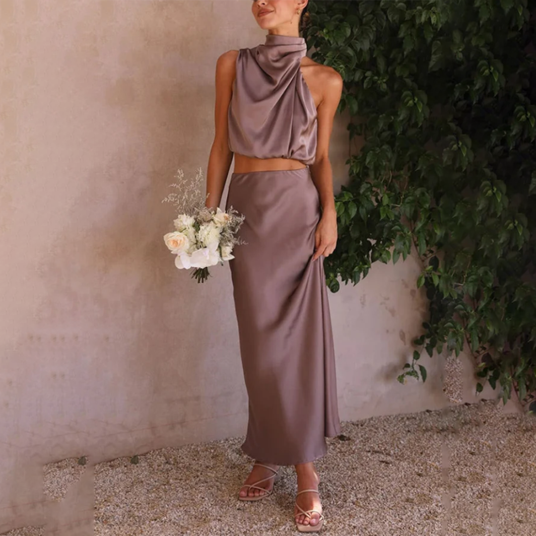 Model draagt satijnen 2 delige set voor dames maxi rok lange rok en top met hoge hals rok met ritssluiting top zonder mouwen paars