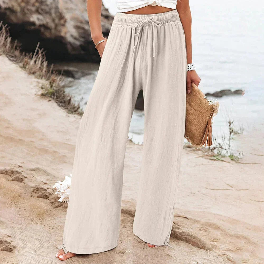Deze broek biedt niet alleen een moeiteloos chique uitstraling, maar ook ultiem draagcomfort, waardoor het een essentieel kledingstuk is voor je zomergarderobe.