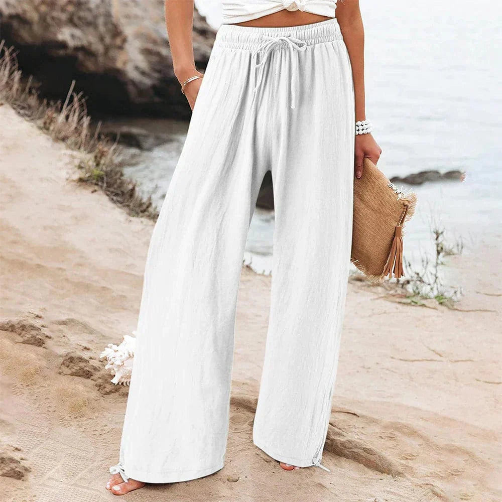 Deze broek biedt niet alleen een moeiteloos chique uitstraling, maar ook ultiem draagcomfort, waardoor het een essentieel kledingstuk is voor je zomergarderobe.