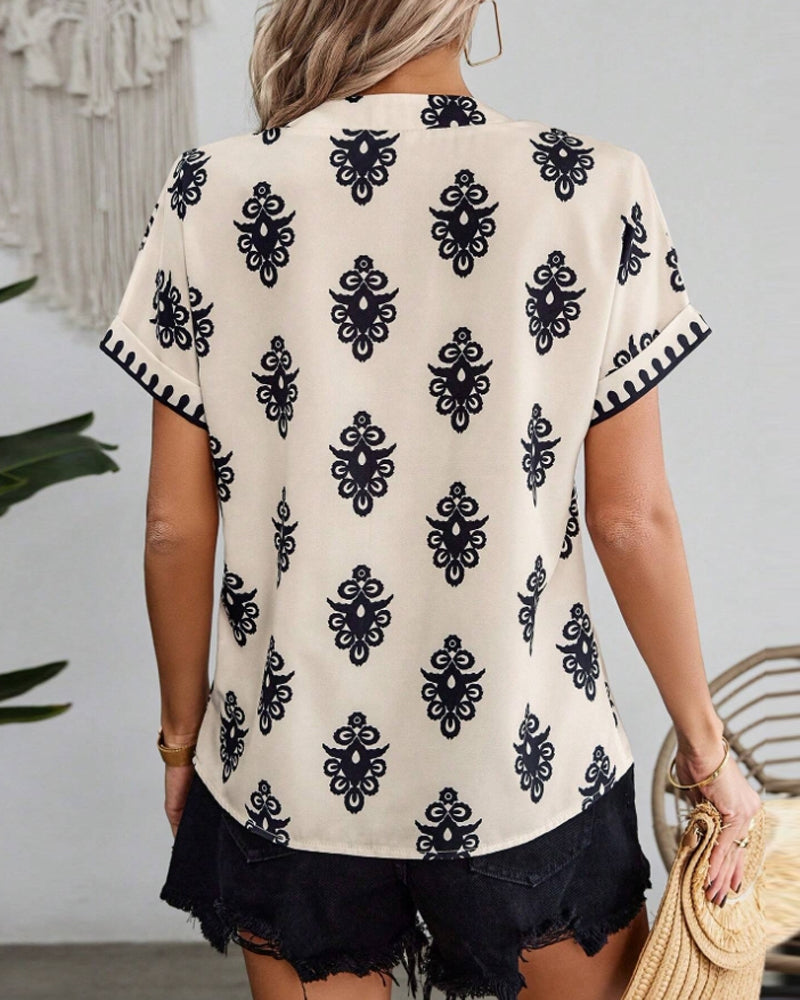 Met een trendy print en een flatterende V-hals, is deze blouse een veelzijdige aanvulling op je zomerse outfits.