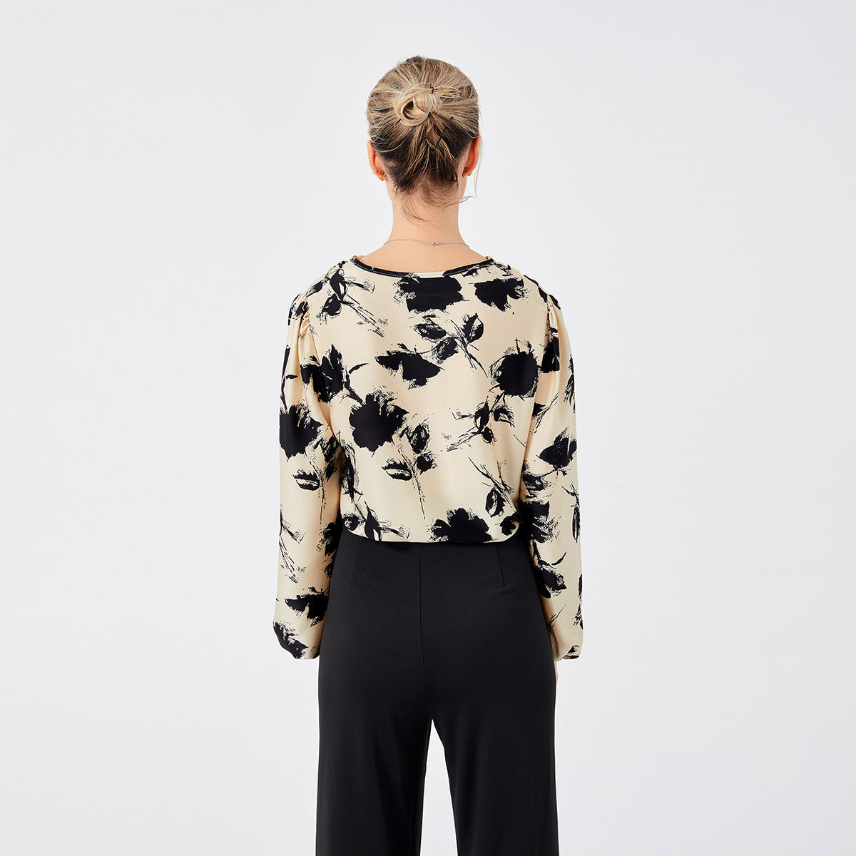 Deze stijlvolle en verfijnde blouse is perfect voor warme zomerdagen en -avonden.