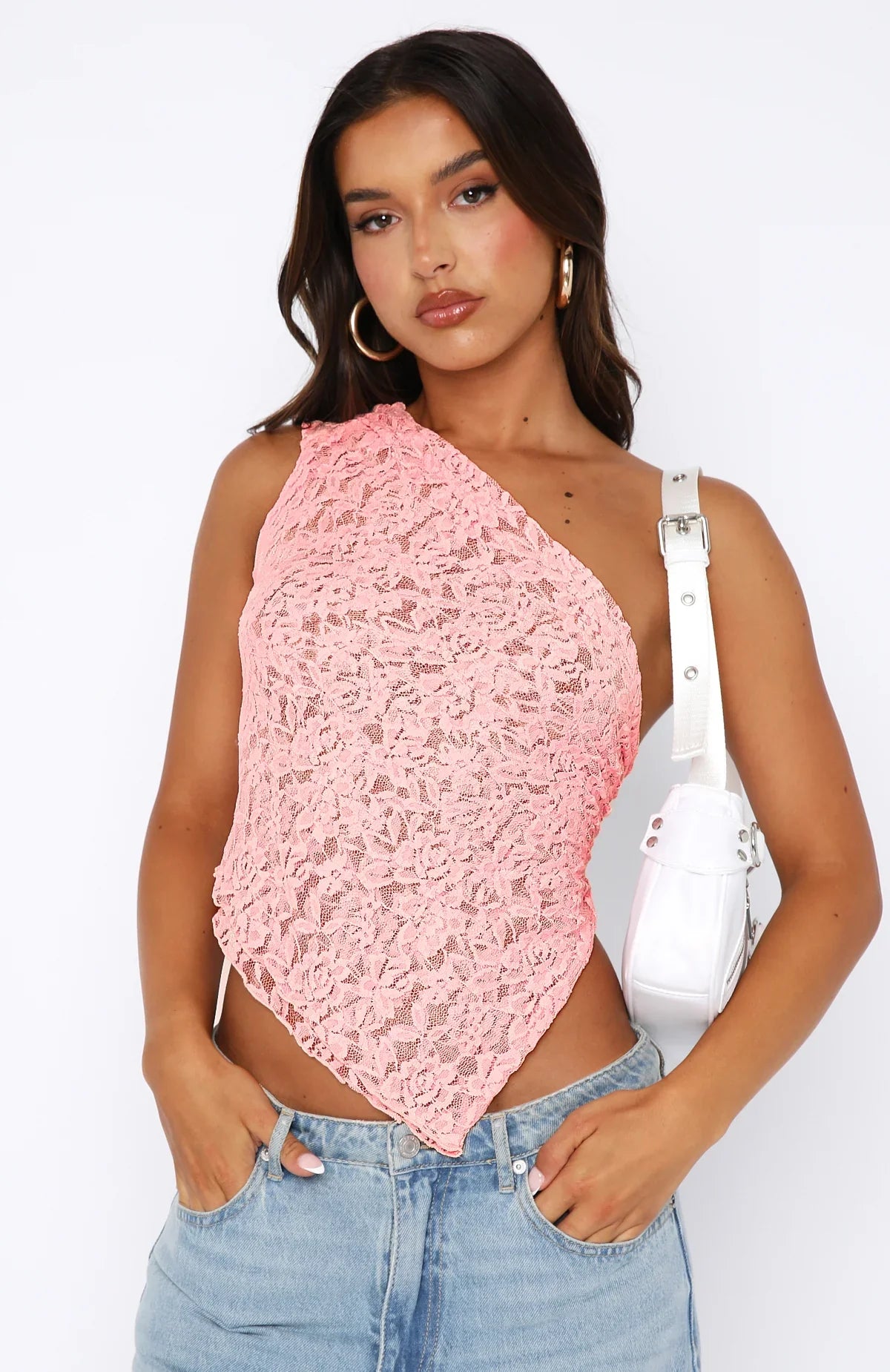 Model draagt kanten top one shoulder off shoulder top met een schouder knoop detail op de rug top met knoopsluiting sexy zomer top roze