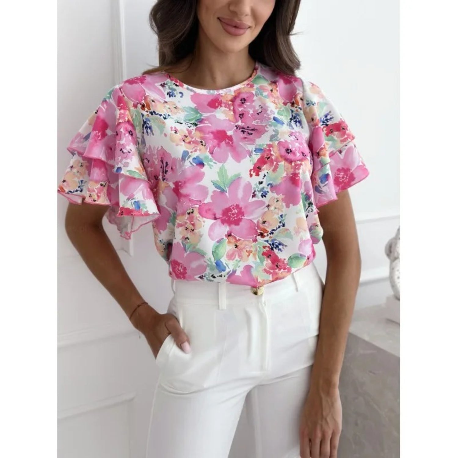 De luchtige stof en het levendige bloemenpatroon maken deze blouse ideaal voor elke casual of semi-formele gelegenheid.