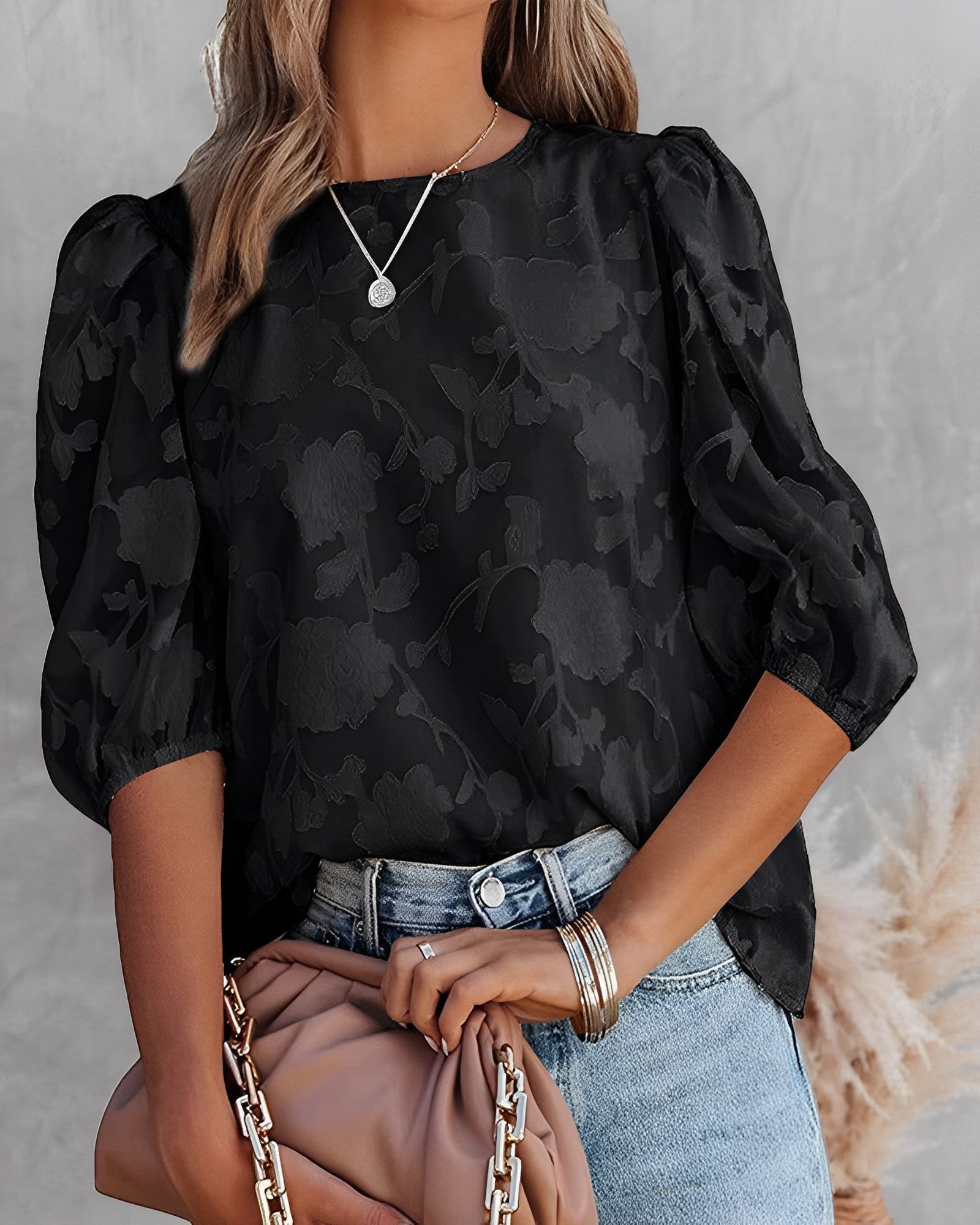 Perfect voor warme zomerdagen en zwoele avonden, biedt deze blouse een luchtige en stijlvolle optie voor elke gelegenheid.