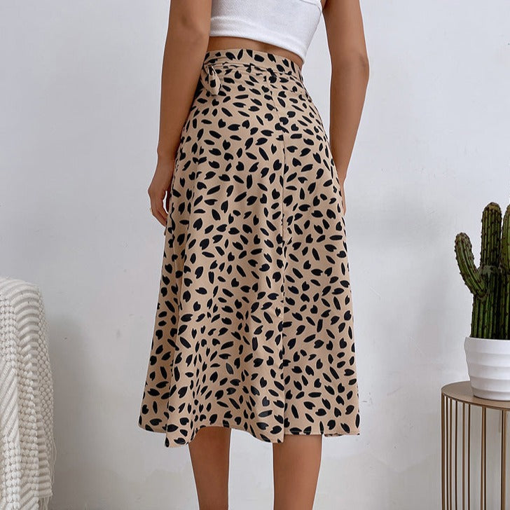 Deze veelzijdige rok, perfect voor warme dagen en zwoele avonden, combineert een trendy print met een flatterende midi-lengte.