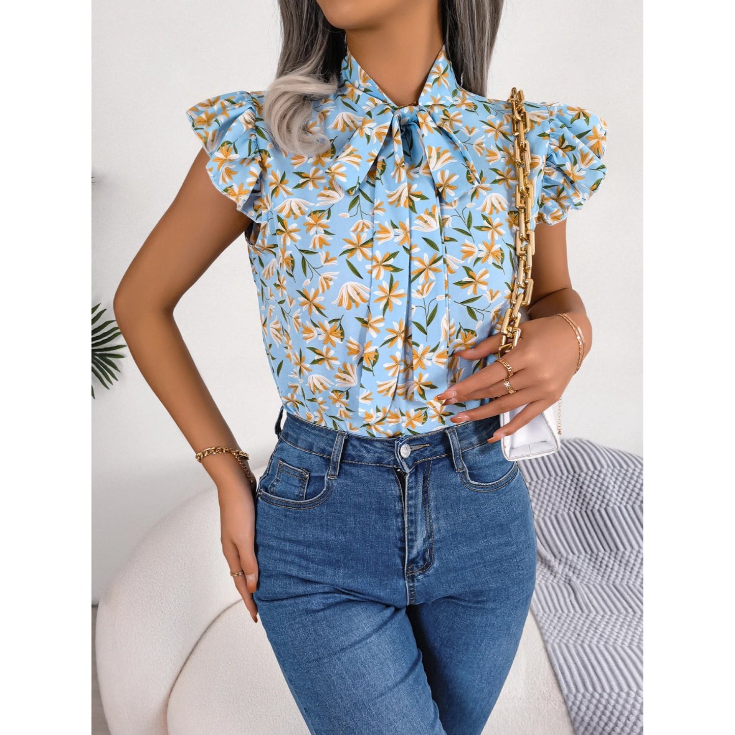 Deze blouse is ontworpen om je een frisse en modieuze look te geven, perfect voor zowel casual als formele zomerse gelegenheden.