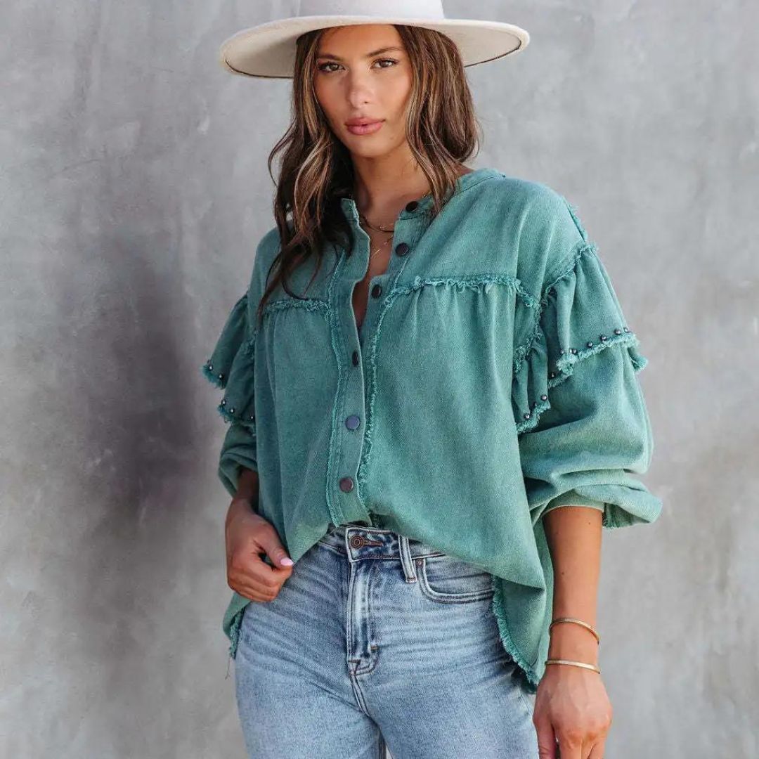 Met zijn trendy oversized pasvorm en duurzame denim stof is dit zomerjasje een must-have.