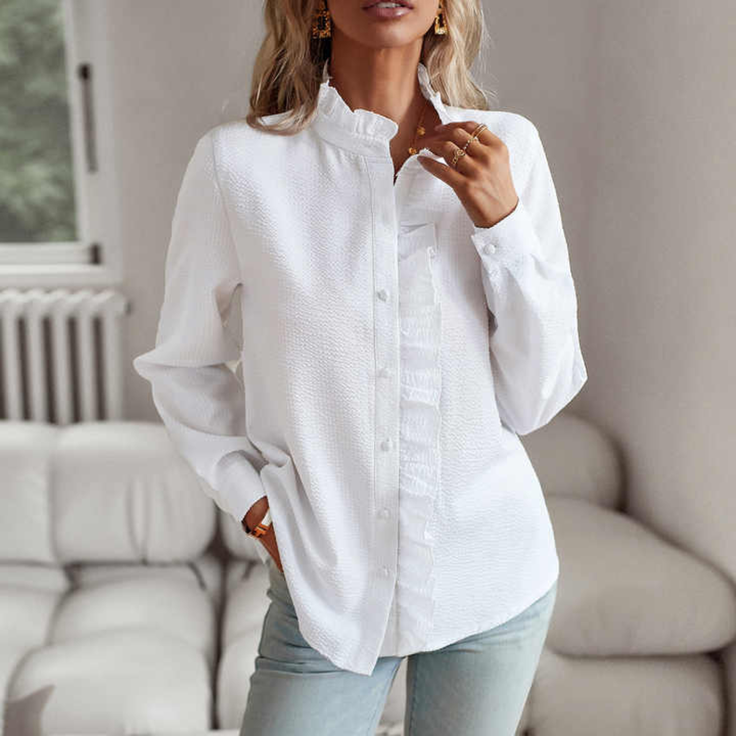 Deze blouse is perfect voor zowel kantoor als casual uitjes, dankzij het stijlvolle ontwerp en de luchtige stof die je koel houdt op warme dagen.