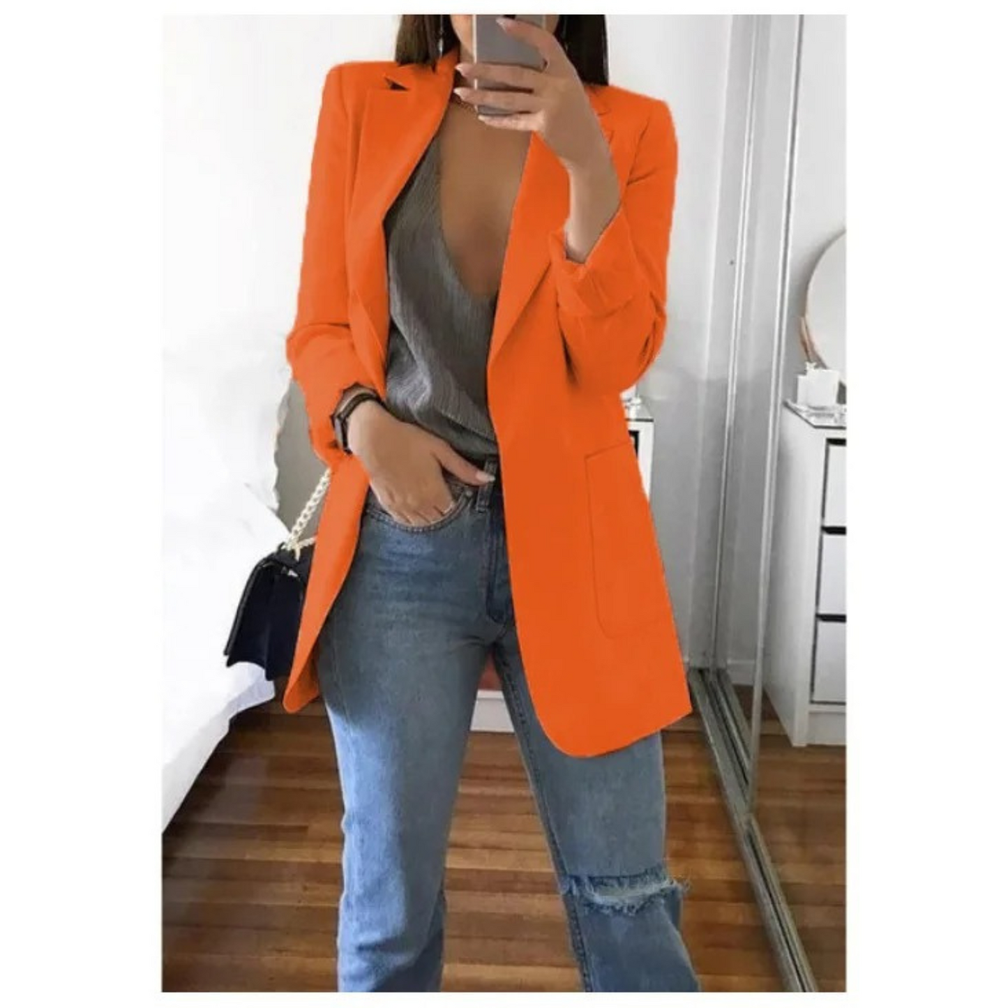 Deze blazer voegt een vleugje kleur toe aan je outfit terwijl het je beschermt tegen frissere avonden en binnenruimtes.