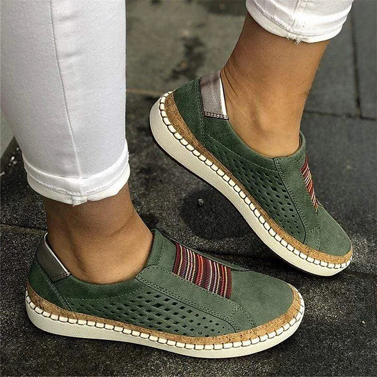 Model draagt ondersteunden orthopedische casual dames schoenen snealers flats vrouwen loafers instappers met elastische sluiting met witte zool groen