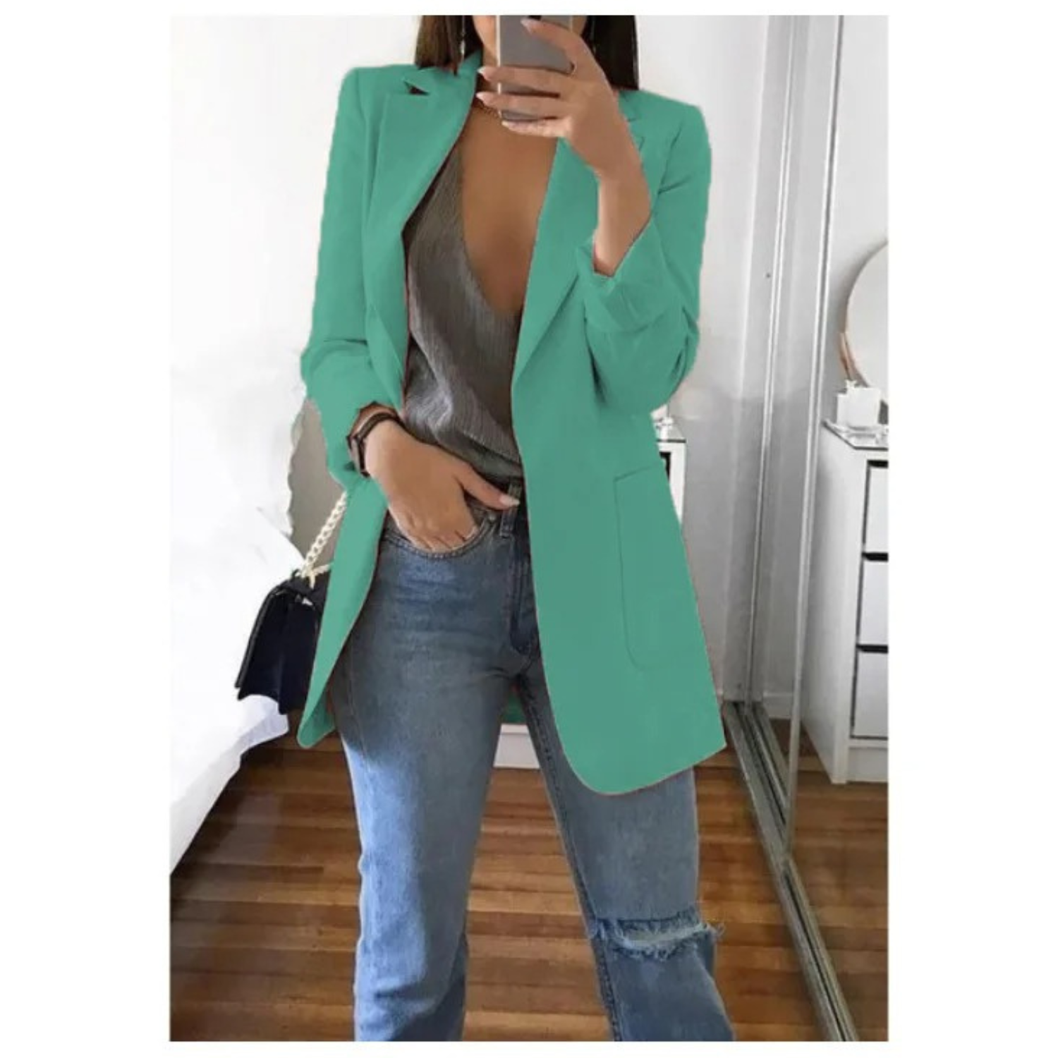 Deze blazer voegt een vleugje kleur toe aan je outfit terwijl het je beschermt tegen frissere avonden en binnenruimtes.