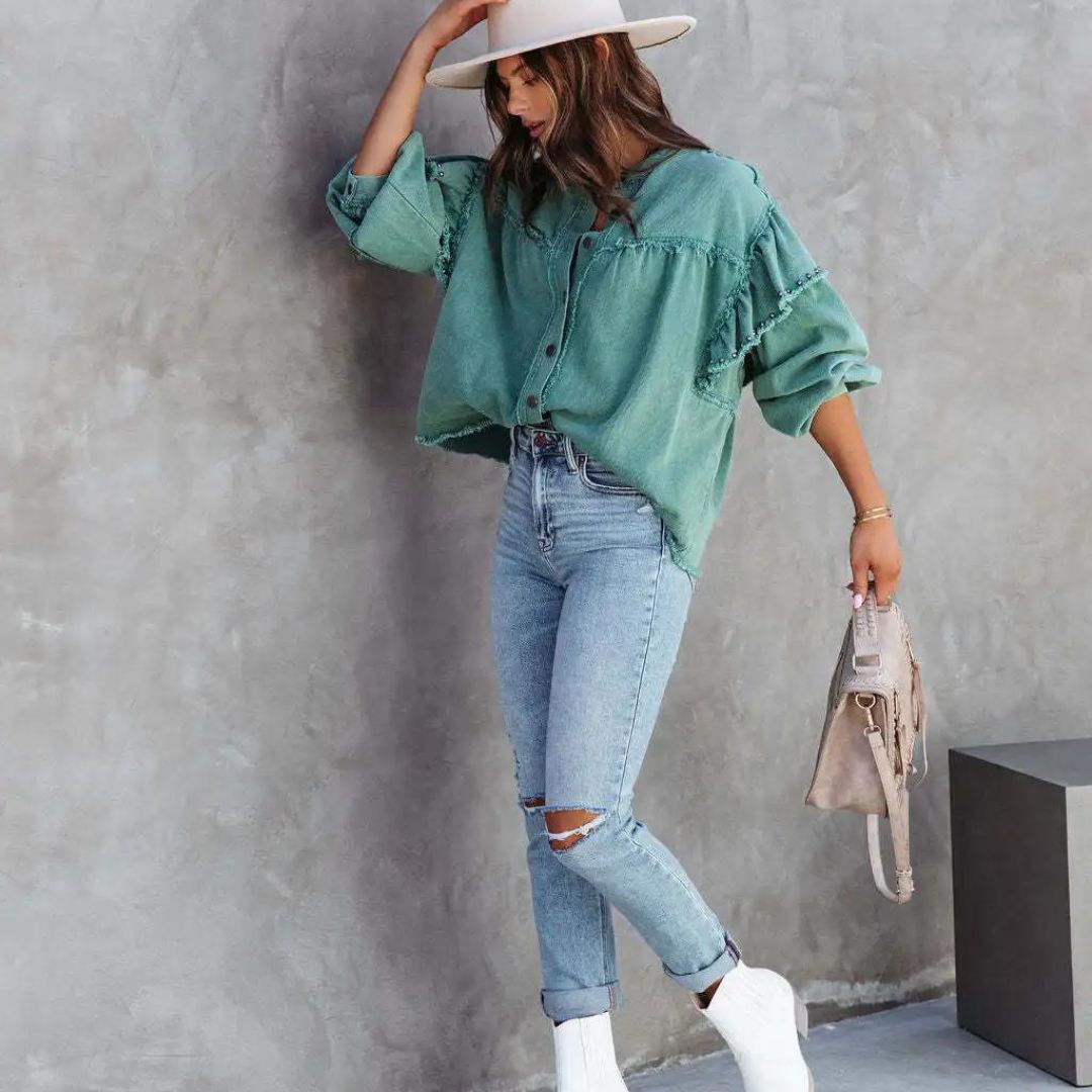 Met zijn trendy oversized pasvorm en duurzame denim stof is dit zomerjasje een must-have.