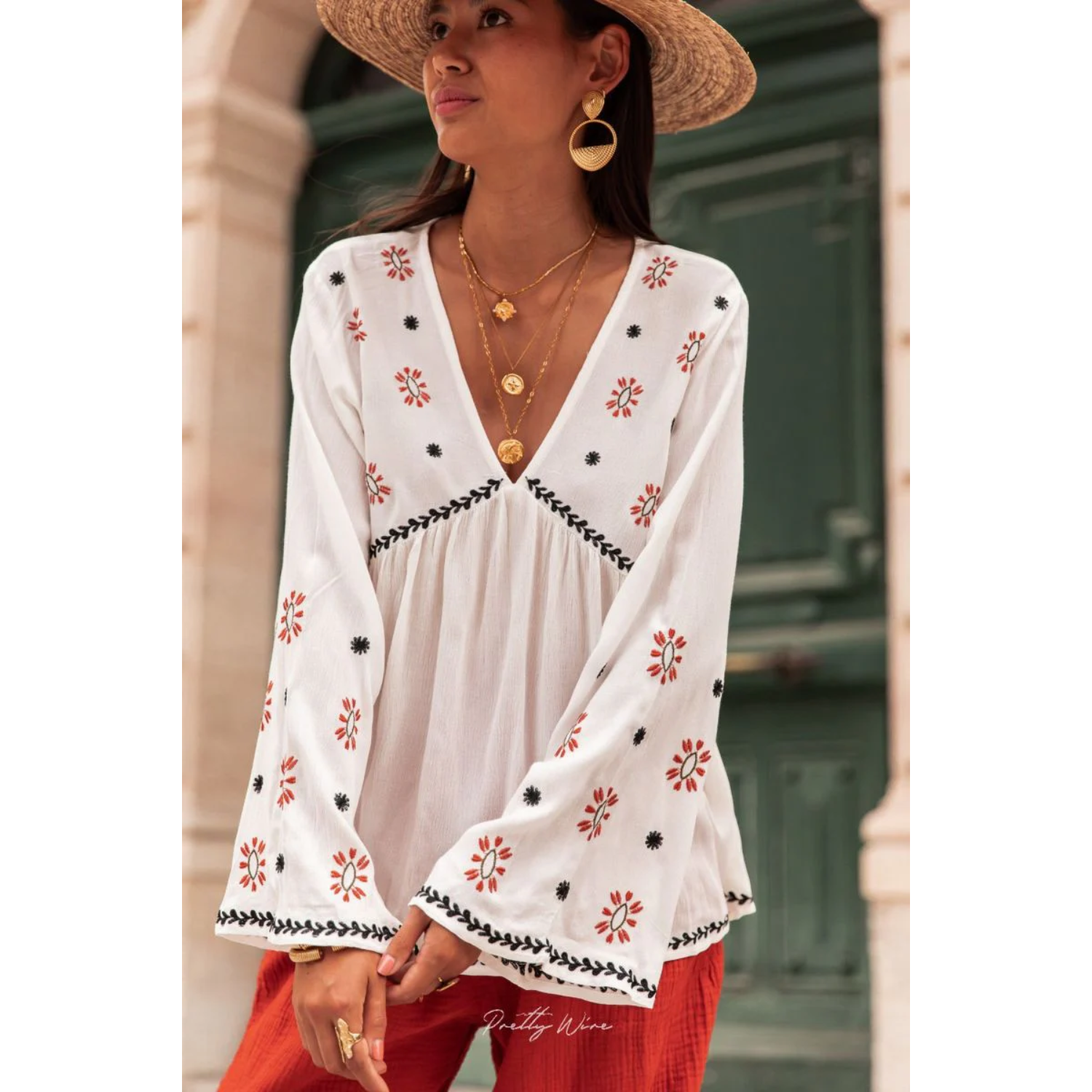 Deze blouse combineert moeiteloos verfijning met een vleugje speelsheid, waardoor het een must-have is voor je zomergarderobe.