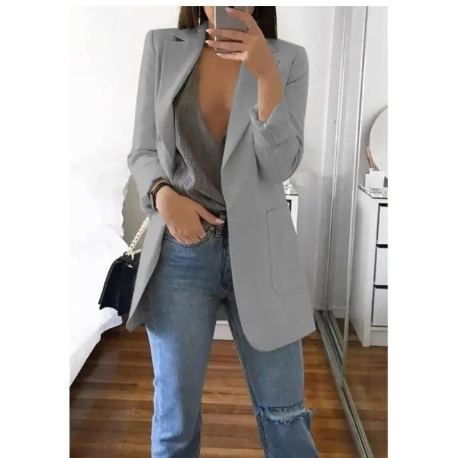 Deze blazer voegt een vleugje kleur toe aan je outfit terwijl het je beschermt tegen frissere avonden en binnenruimtes.