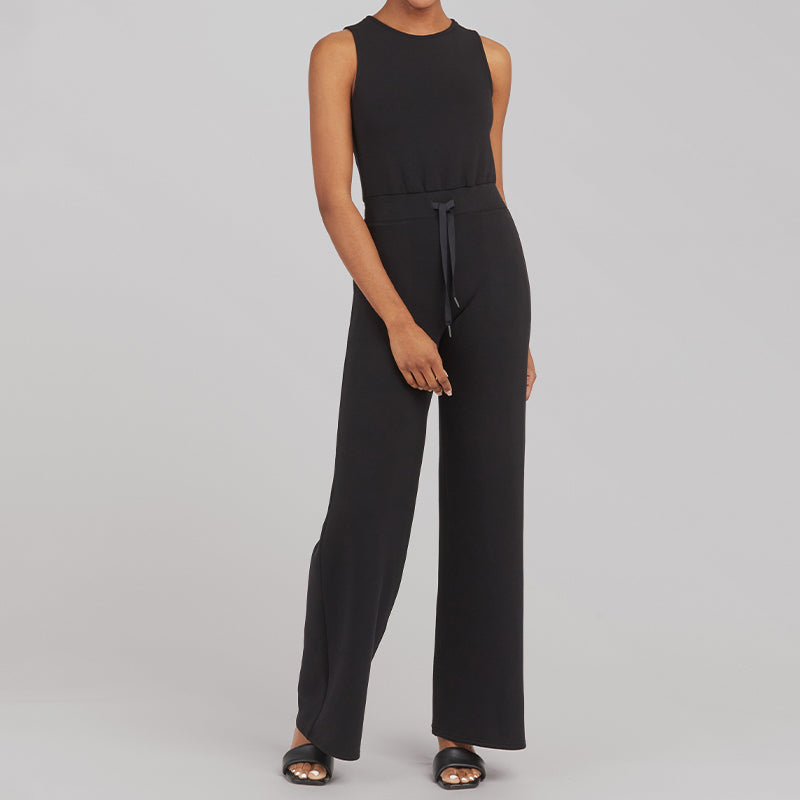 model draagt stijlvolle comfortabele jumpsuit met stretch elastische jumpsuit dames vrijetijdspak met wijde pijp en mouwloze top verstelbare striksluiting zwart