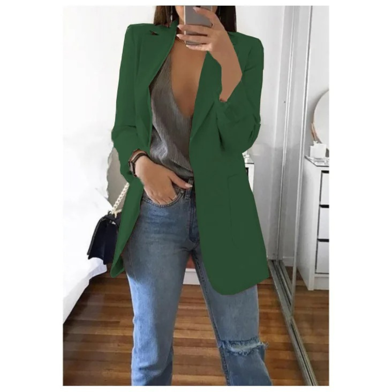 Deze blazer voegt een vleugje kleur toe aan je outfit terwijl het je beschermt tegen frissere avonden en binnenruimtes.