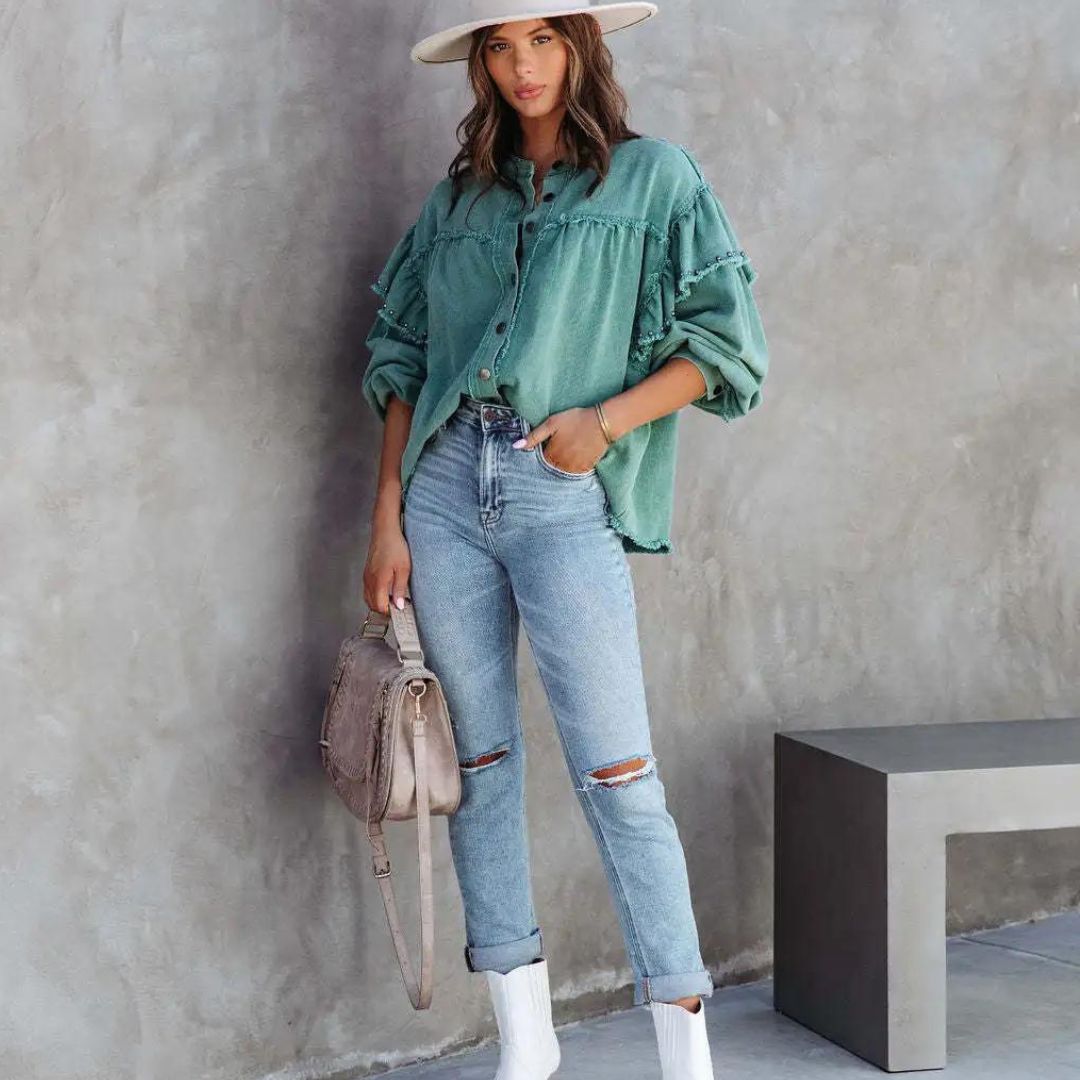 Met zijn trendy oversized pasvorm en duurzame denim stof is dit zomerjasje een must-have.