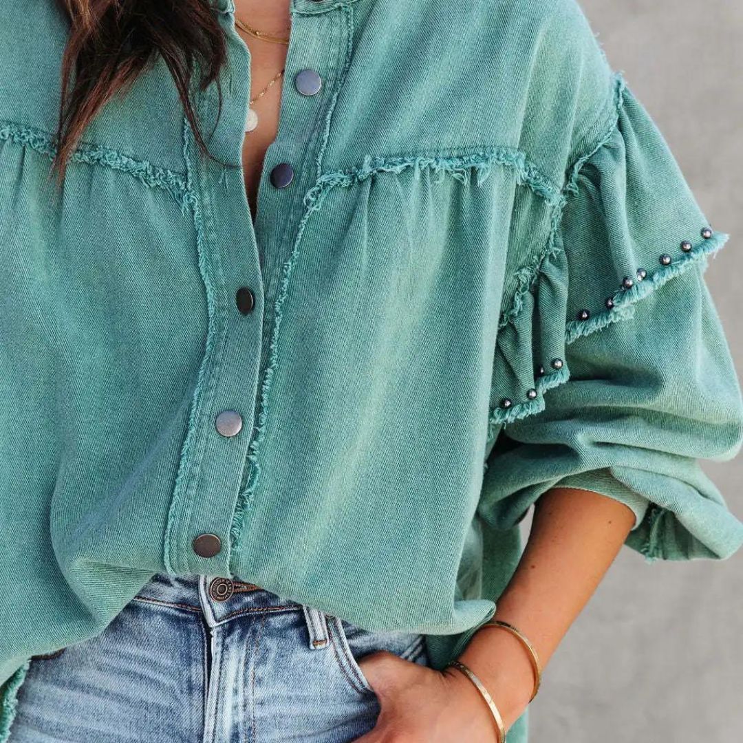 Met zijn trendy oversized pasvorm en duurzame denim stof is dit zomerjasje een must-have.