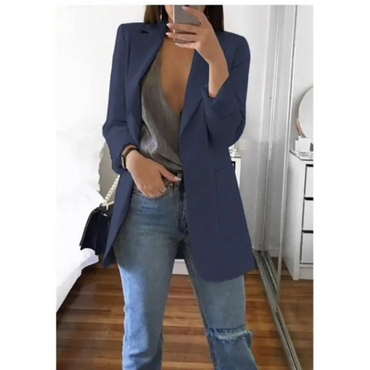 Deze blazer voegt een vleugje kleur toe aan je outfit terwijl het je beschermt tegen frissere avonden en binnenruimtes.