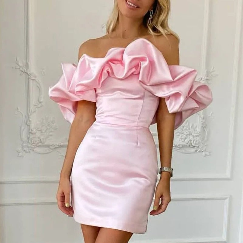 Deze adembenemende jurk combineert een trendy off shoulder ontwerp met luxe satijnen stof en elegante ruches, perfect voor zonnige dagen en zwoele avonden.