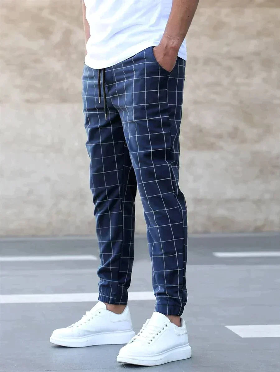 Deze pantalon combineert moeiteloos stijl en comfort, waardoor het een must-have is voor elke moderne garderobe.