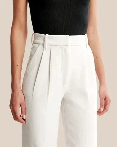 Perfect voor zowel zakelijke als casual gelegenheden, deze pantalon biedt een verfijnde look die je zelfverzekerd maakt, ongeacht de setting.