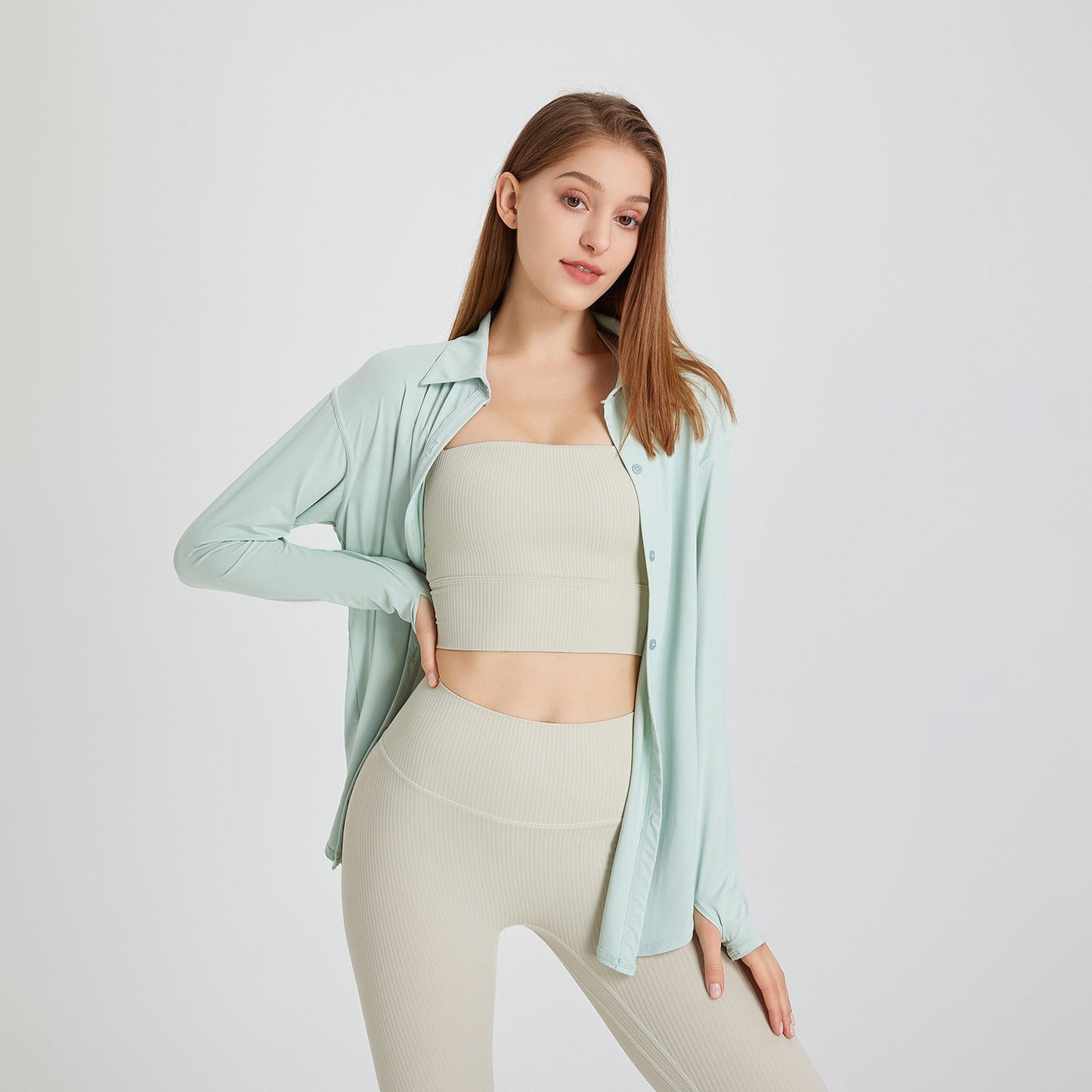 Deze blouse combineert tijdloze stijl met ultiem comfort, waardoor het perfect is voor warme dagen en veelzijdig genoeg voor diverse gelegenheden.