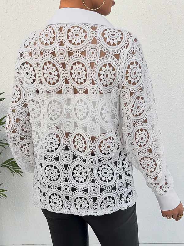 Model draagt witte kanten dames blouse top doorzichtige kanten overhemdtop met lange mouwen enkele rij knopen ademende zakelijk werkblouse vrouwen