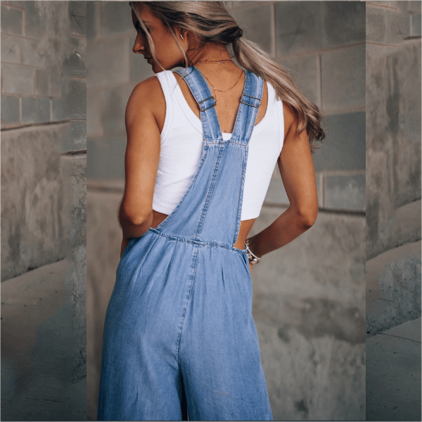 Model draagt denim jumpsuit zomerse overall denim tuinbroek met wijde pijp blauw