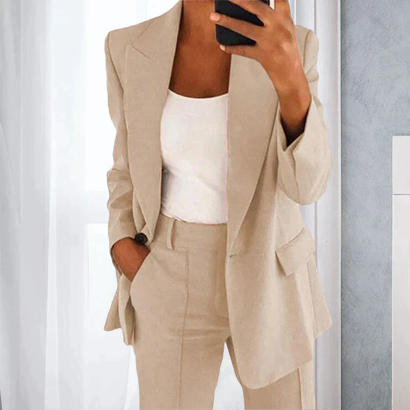 Model draagt Beige 2-Delige Set Blazer & broek damespak met knopen