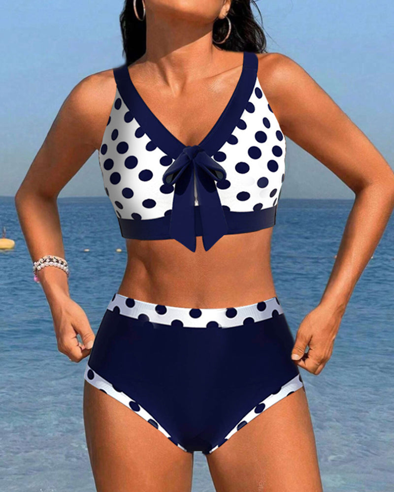 Deze bikini combineert een flatterende pasvorm met een tijdloos ontwerp, perfect voor zonnige dagen aan het strand of bij het zwembad.