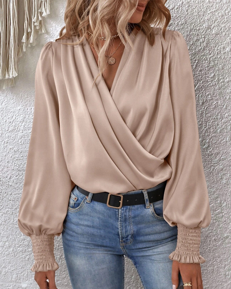 Perfect voor zowel casual als formele gelegenheden, voegt deze blouse een vleugje glamour toe aan elke outfit.