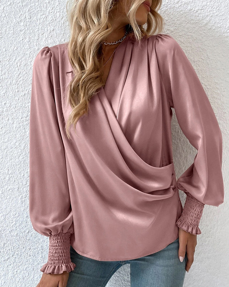 Perfect voor zowel casual als formele gelegenheden, voegt deze blouse een vleugje glamour toe aan elke outfit.