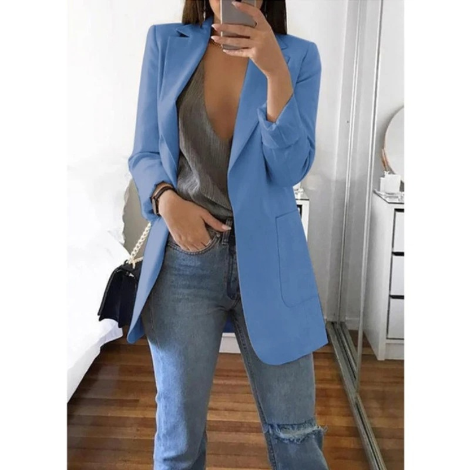 Deze blazer voegt een vleugje kleur toe aan je outfit terwijl het je beschermt tegen frissere avonden en binnenruimtes.