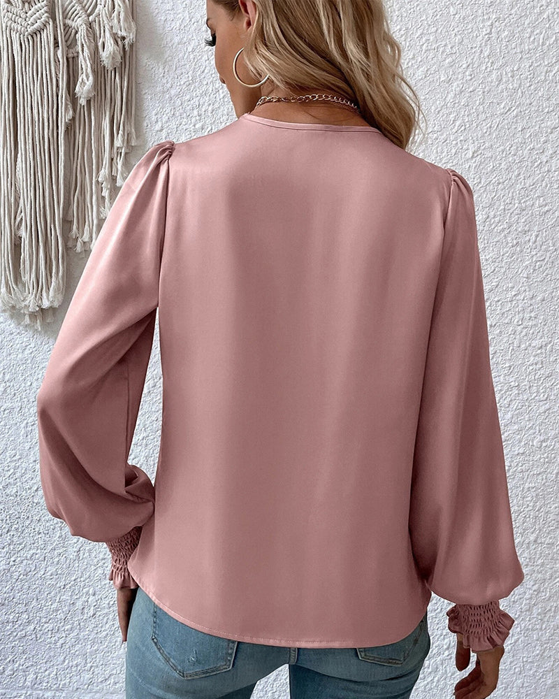 Perfect voor zowel casual als formele gelegenheden, voegt deze blouse een vleugje glamour toe aan elke outfit.