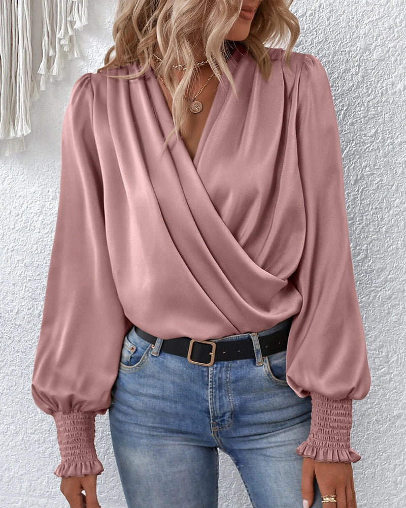 Perfect voor zowel casual als formele gelegenheden, voegt deze blouse een vleugje glamour toe aan elke outfit.