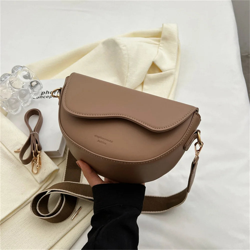 Schoudertas met brede riem – modern en compact