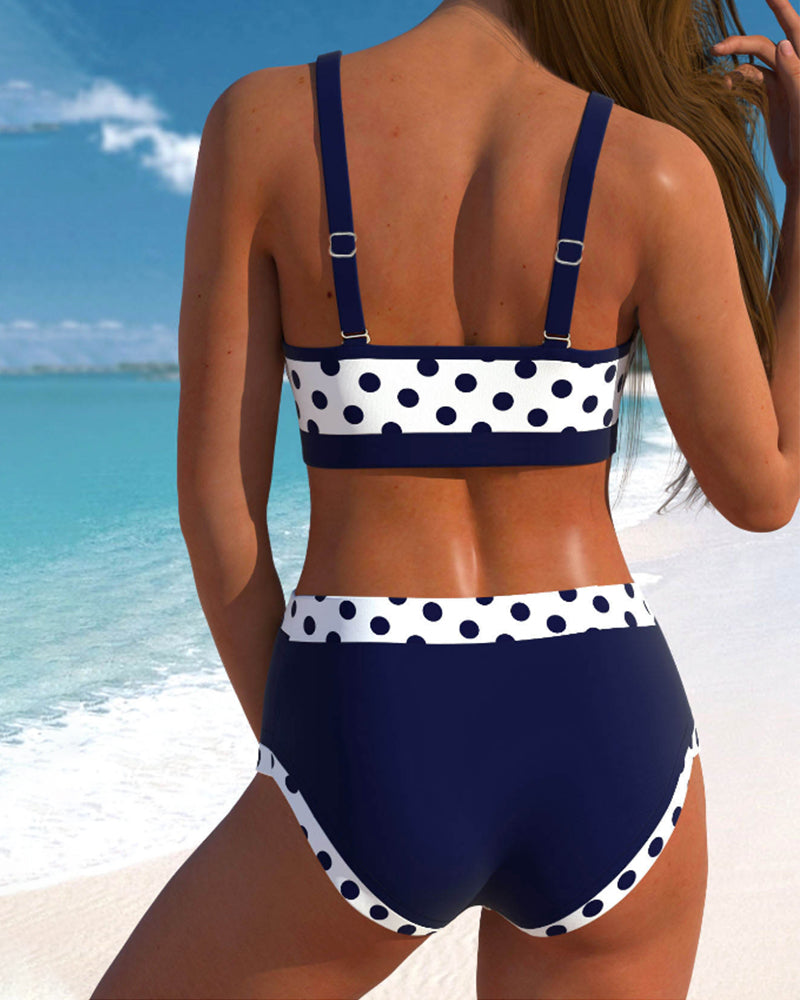 Deze bikini combineert een flatterende pasvorm met een tijdloos ontwerp, perfect voor zonnige dagen aan het strand of bij het zwembad.