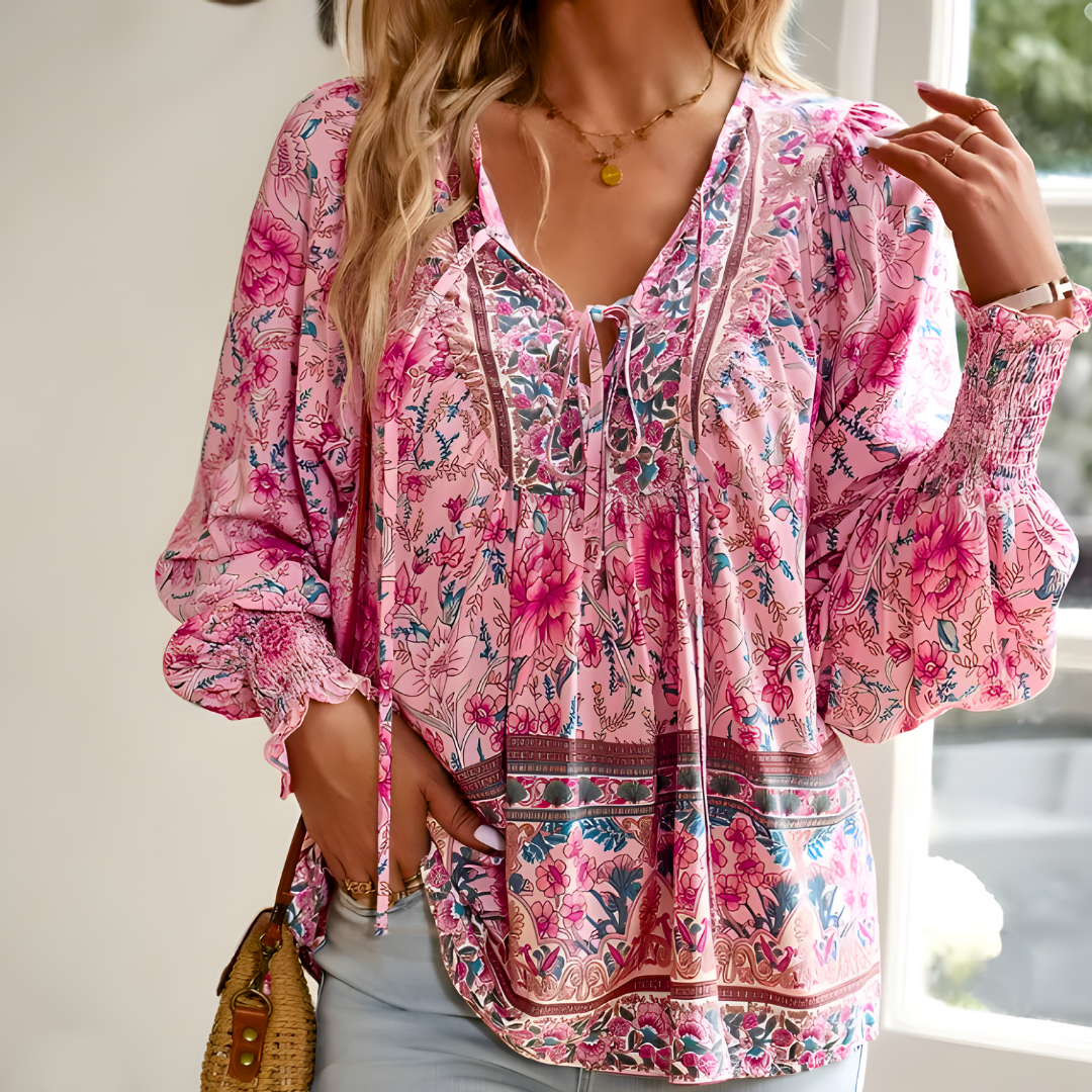 Deze blouse combineert de frisheid van de zomer met een vleugje elegantie, waardoor het een must-have item is voor je warme seizoensgarderobe.