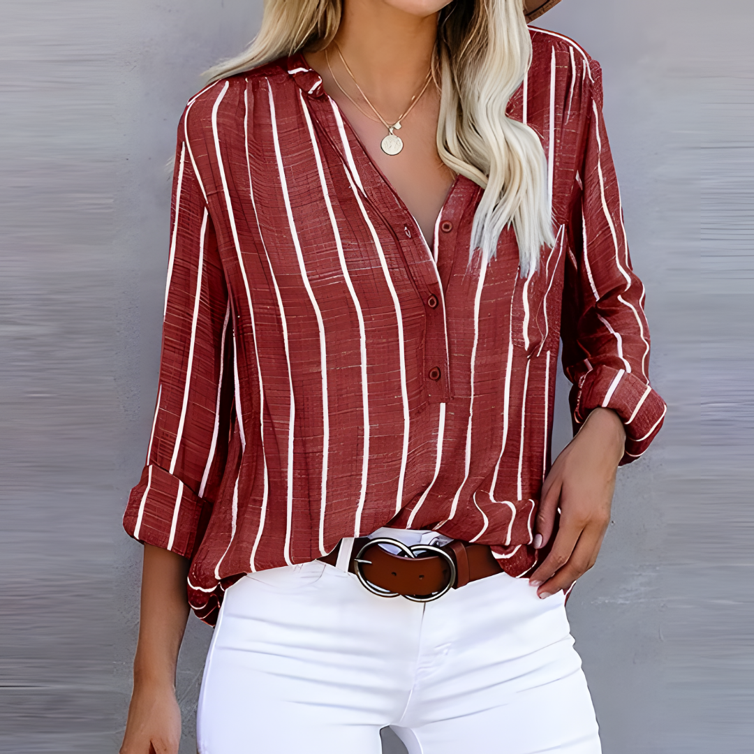 model draagt gestreepte zomer blouse voor dames vrouwen blouse top met lange mouwen en knopen in de v hals