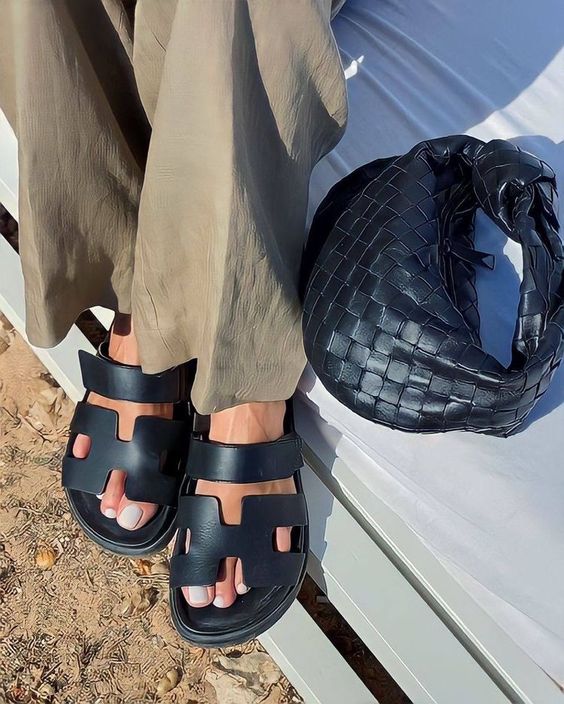 Perfect voor warme dagen en zwoele avonden, deze sandalen combineren comfort en elegantie voor een veelzijdige look die bij elke zomerse outfit past.