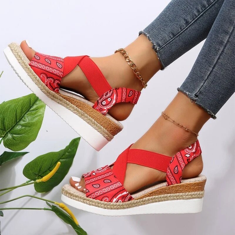 Deze sandalen combineren een trendy boho-chic uitstraling met het comfort van orthopedische ondersteuning en een hoge zool, waardoor ze perfect zijn voor dagelijks gebruik tijdens de warmere maanden.