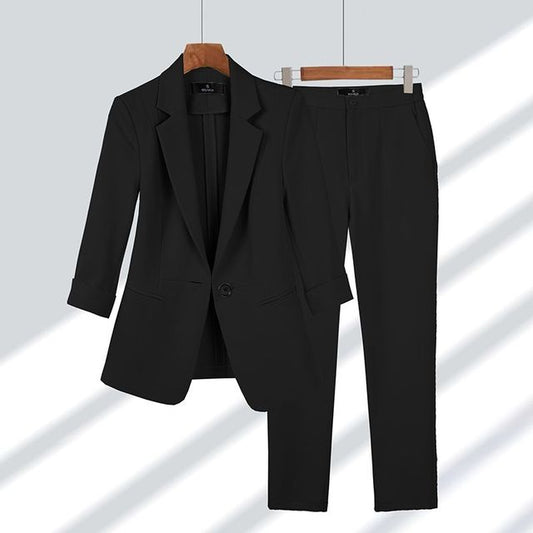 Deze elegante en veelzijdige outfit combineert moeiteloos verfijning met een ontspannen zomergevoel, perfect voor zowel formele als informele gelegenheden.