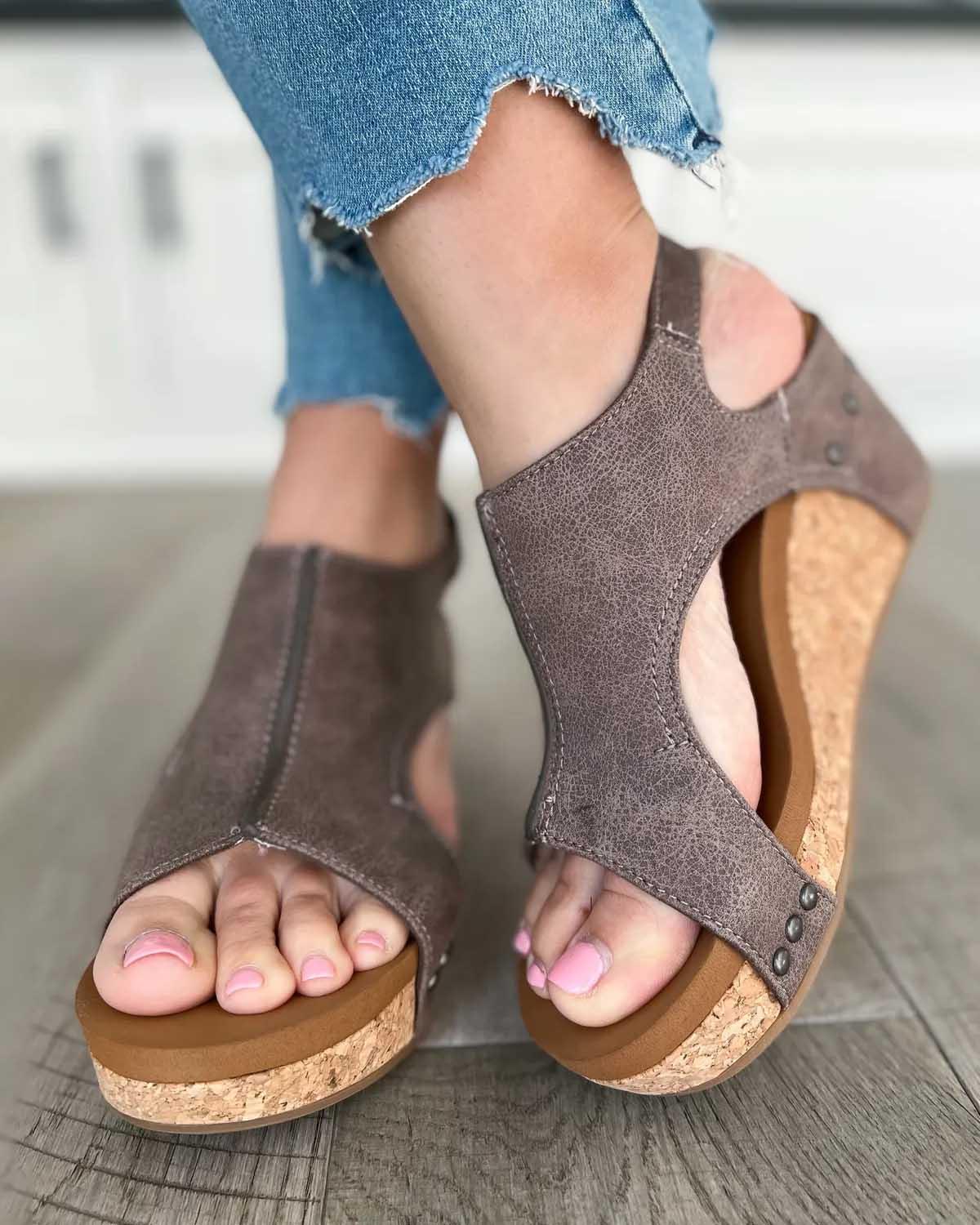 Model draagt leren suede comfortabele lima sandalen met sleehak orthopedisch bruin