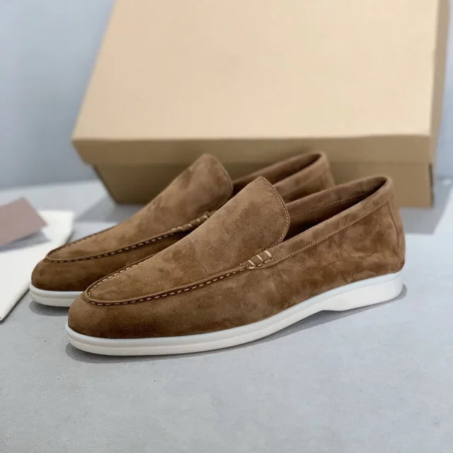 Deze loafers combineren verfijnd vakmanschap met luxe materialen, waardoor ze een must-have zijn voor mannen die op zoek zijn naar premium schoeisel dat zowel tijdloos als comfortabel is.