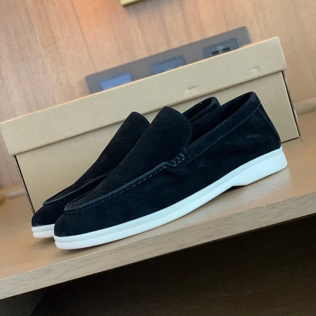 Deze loafers combineren verfijnd vakmanschap met luxe materialen, waardoor ze een must-have zijn voor mannen die op zoek zijn naar premium schoeisel dat zowel tijdloos als comfortabel is.