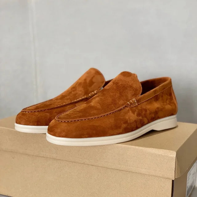 Deze loafers combineren verfijnd vakmanschap met luxe materialen, waardoor ze een must-have zijn voor mannen die op zoek zijn naar premium schoeisel dat zowel tijdloos als comfortabel is.